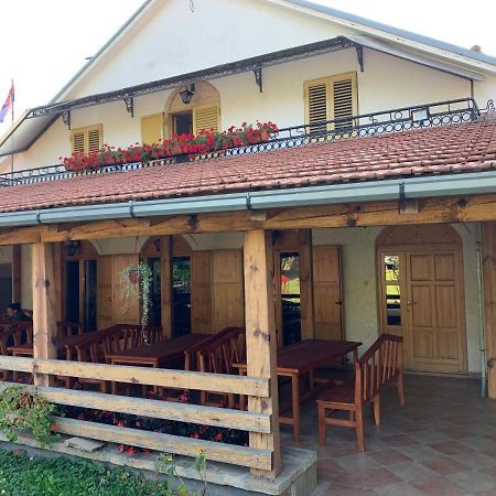 Domacinstvo Bakic Casa de hóspedes Irig Exterior foto