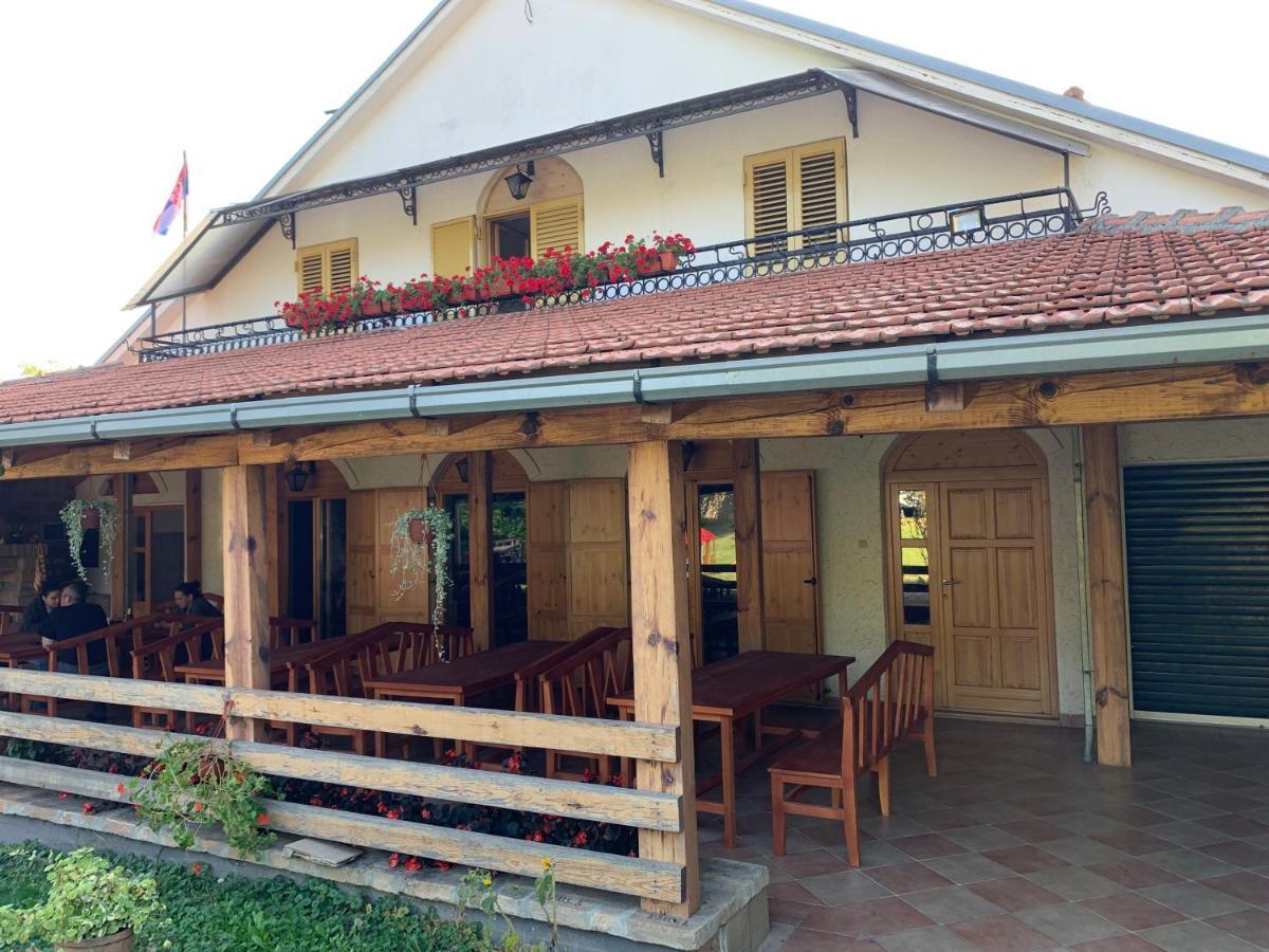 Domacinstvo Bakic Casa de hóspedes Irig Exterior foto