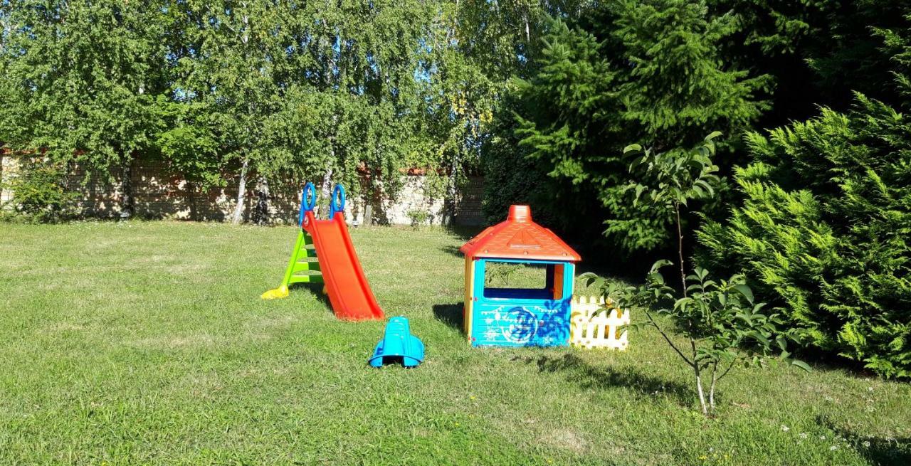 Domacinstvo Bakic Casa de hóspedes Irig Exterior foto